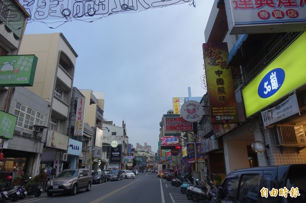 新舊交錯的民居，是許多人進入鹿港中山路的第一印象。（記者劉曉欣攝）