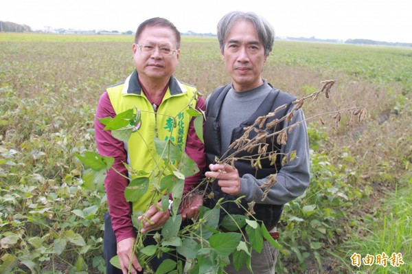 縣議員李俊諭（左）會勘受光害影響農損狀況，促請主管單位裝設燈罩。（記者陳冠備攝）