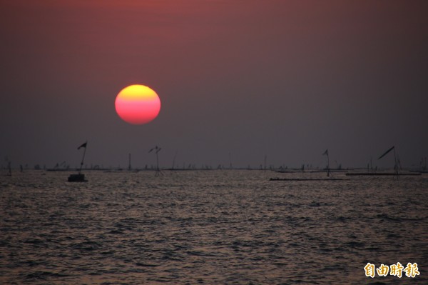 嘉義縣布袋鎮的小確幸海灘，海上夕陽景色相當美麗。（記者林宜樟攝）