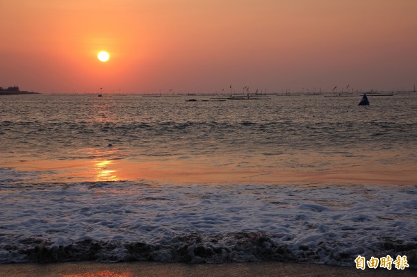 嘉義縣布袋鎮的小確幸海灘，海上夕陽景色相當美麗。（記者林宜樟攝）