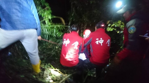 仁愛鄉合作村靜觀部落產業道路昨晚發生民眾墜谷意外，神鷹山區搜救隊前往救援。（圖：神鷹山區搜救隊提供）