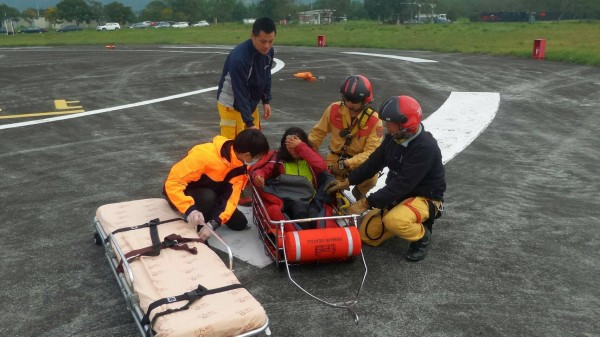 女山友不慎墜谷受傷，空勤直升機入山將傷者吊掛送醫。（記者劉濱銓翻攝）