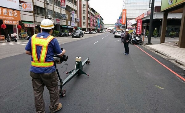 建設局操作路面平坦儀檢測道路平整度。（建設局提供）