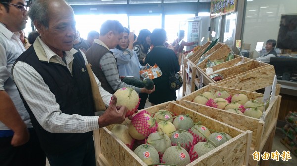 北門農會農村社區小舖開張營業。（記者楊金城攝）