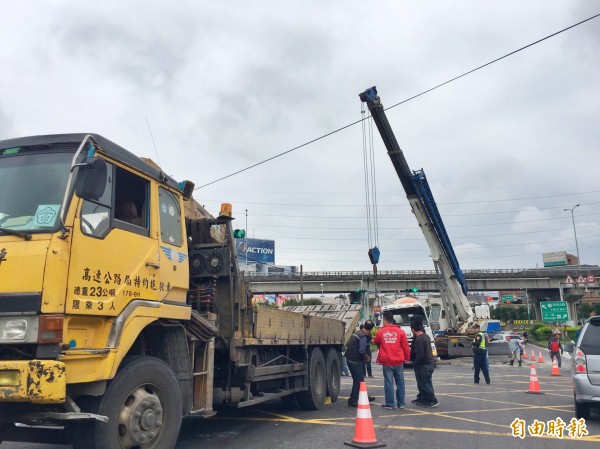 國道1號內壢交流道下水泥車翻覆，大型拖吊車到場救援。（記者李容萍攝）