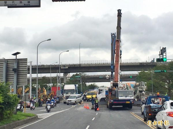 國道1號內壢交流道下水泥車翻覆，出動大型拖吊車救援。（記者李容萍攝）