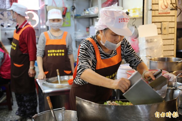 布袋觀光漁市場餐飲業者戴帽子、口罩，讓人「食」在安心。（記者蔡宗勳攝）