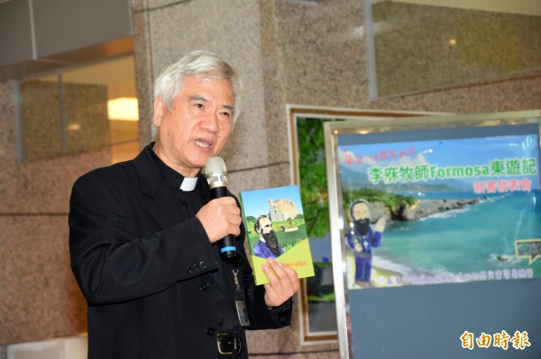 台東馬偕醫院牧師潘稀祺將首位來台的長老教會牧師李庥，在台東1個多月的見聞記載翻譯成書義賣。（記者王秀亭攝）