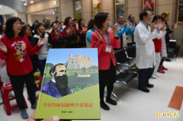 東馬牧師潘稀祺認為，外國牧師李庥142年前到台東的記載，成了台東第一部文史記載，現在翻譯成書義賣。（記者王秀亭攝）