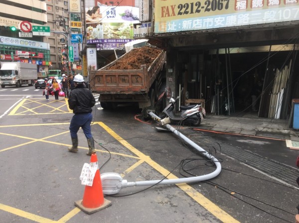 陳男駕駛營業曳引車倒車撞斷燈桿，還砸傷老翁。（記者陳薏云翻攝）