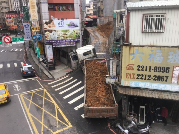 陳男駕駛營業曳引車倒車撞斷燈桿。（記者陳薏云翻攝）