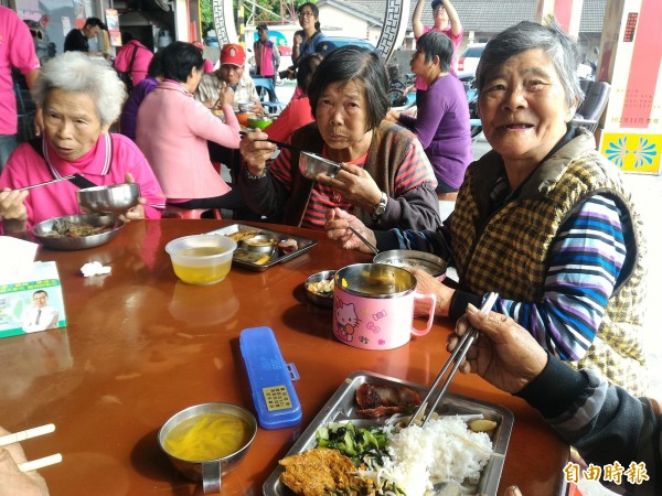 支持「老人共食」,認捐友善土地耕作的「尚水米」。(記者顏宏駿攝)