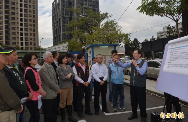 立委何欣純（左五）和台中市府爭取交通部補助興建東榮立體停車，邀請交通部長賀陳旦（左四）、副市長林陵三（左一）等人到場視察。（記者陳建志攝）