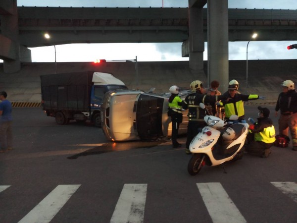 大批警消到場救援。（記者曾健銘翻攝）