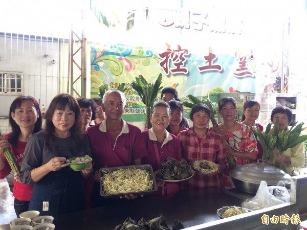 屏東縣鹽埔鄉新圍社區推出野薑花旗魚丸。（記者羅欣貞攝）