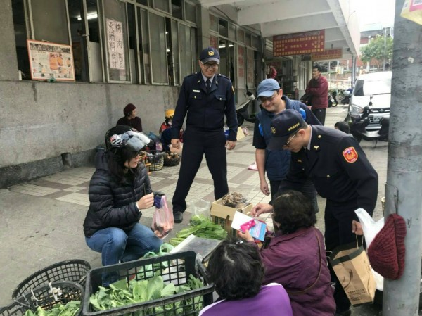 南庄鄉老年人口多，警方為保障阿公、阿婆用路安全，昨到南庄市場宣導交安。（記者鄭名翔翻攝）