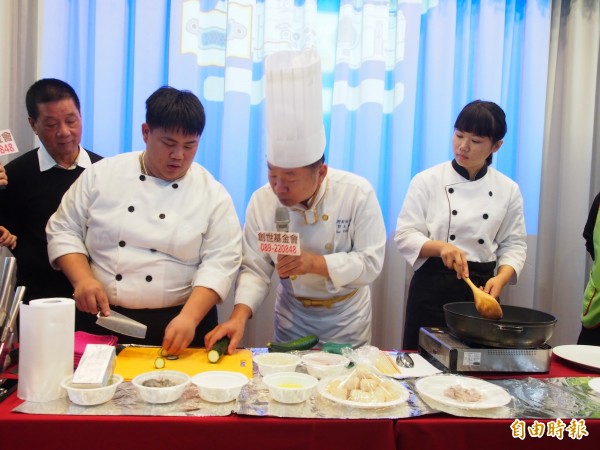 「古錐師」郭主義（右二）帶著台東專科學校餐飲科學生，用釋迦做創意料理。（記者王秀亭攝）