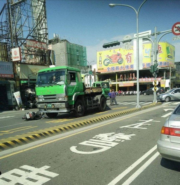 台南市南區大同路發生一件大拖板車撞機車的驚險車禍。（記者王俊忠翻攝）