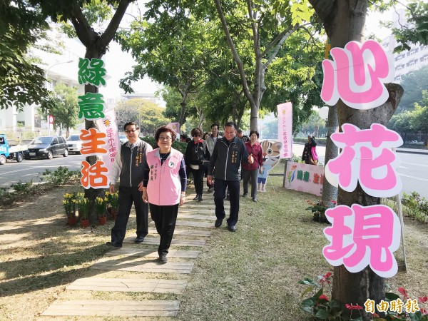 南區興大園道，出現世界花博熱身展。（記者楊政郡攝）