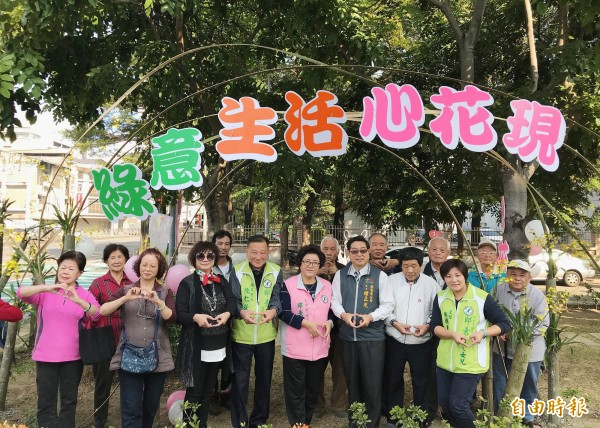 南區國光里民邀請大家來興大園道，觀賞世博熱身展。（記者楊政郡攝）