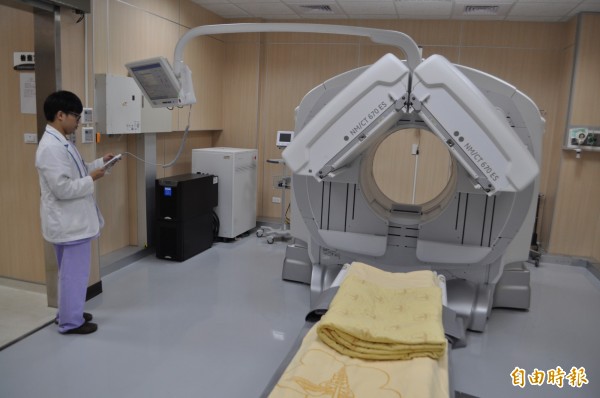 國軍桃園總醫院核子醫學科購置單光子放射/電腦斷層系統掃描儀。（記者周敏鴻攝）