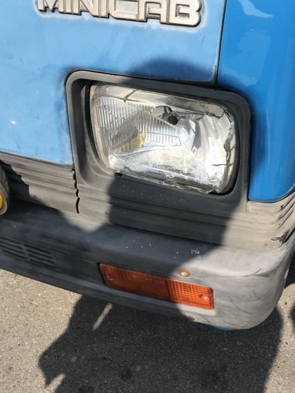 小貨車車燈遭射擊破損。（記者張軒哲翻攝）