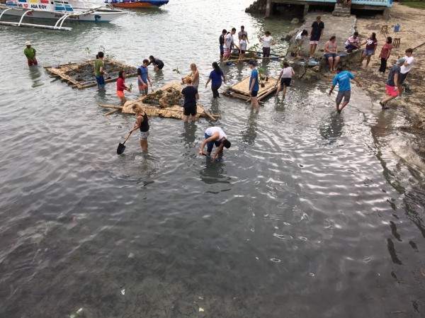 成功大學師生在菲律賓宿霧麥克坦島，與荷蘭及菲律賓的大學生合作共同組建4座漂浮花園。（成功大學提供）