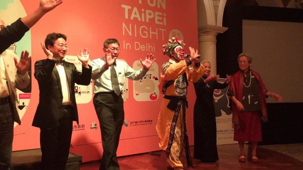 台北市長柯文哲（左二），今年3月帶領張正傑（左一）、廖瓊枝（右二）、朱陸豪（右三）到印度表演。（圖由張正傑提供）