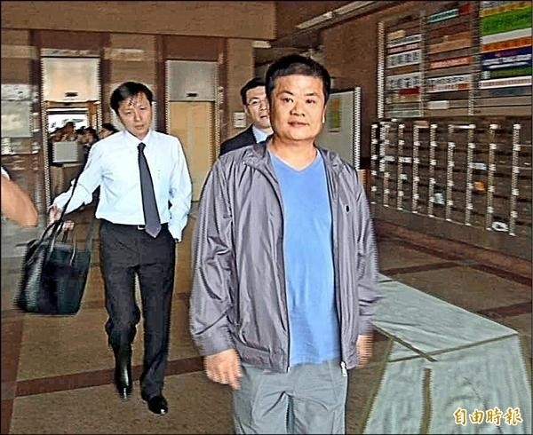 慶云公司董事長陳慶雲（中）二審判刑3年。（資料照）