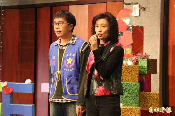 23歲的吳起良（左）是自閉兒，口語能力停留在五歲，無法與外界正常溝通，卻擅長利用加減乘除等符號構圖作畫。（記者林敬倫攝）