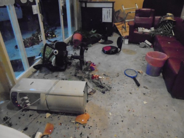 南投竹山的養生館遭暴力取財集團鎖定，若不付保護費，就會遭到砸店伺候。（記者劉濱銓翻攝）