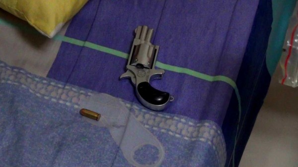 警方查獲查獲FS-0113迷你左輪改造手槍1枝與子彈1顆。（記者張瑞楨翻攝）