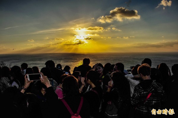 今年台灣本島最晚的日落，位於屏東恆春關山。（記者蔡宗憲攝）