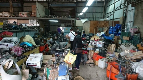 警方直擊殺肉場。（記者王捷翻攝）