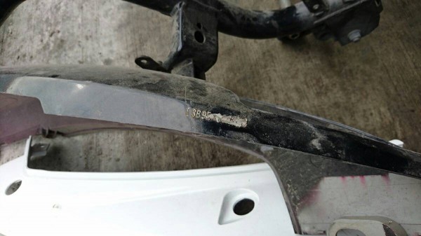 殺肉場正把車身號碼磨掉。（記者王捷翻攝）