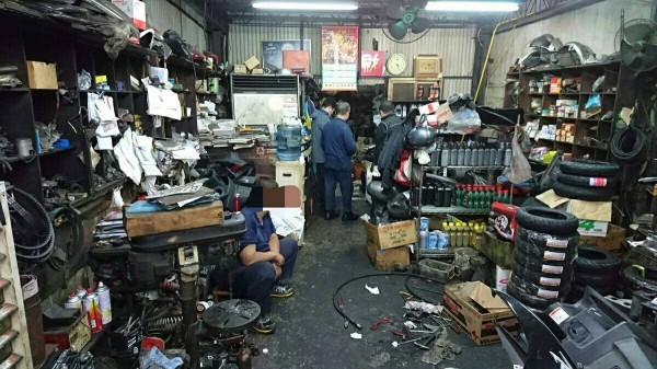 贓車分屍後就將零件送到機車行低價販售。（記者王捷翻攝）