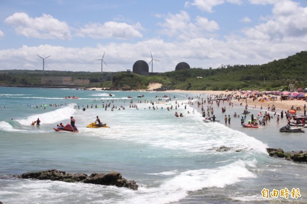 墾丁今年人潮減，而鵬管處正好要配合恆春觀光鐵道，委託顧問公司執行「恆春半島觀光發展藍圖規劃」，飯店業者「舉雙手贊成」，但有居民不買帳。（記者陳彥廷攝）
