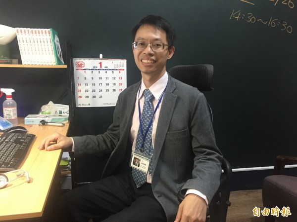 余尚儒在都蘭村成立全國第一個在宅醫療基層診所。（記者張存薇攝）