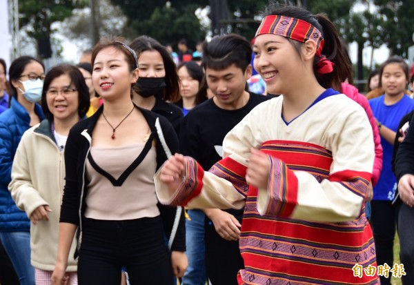學生跳原民舞祝眀道大學生日快樂。（記者顏宏駿攝）