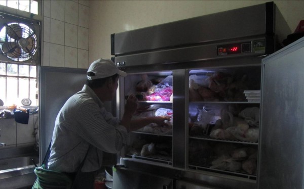 黃姓男子配合警方稽查，提供冷凍櫃肉塊供鑑定化驗。（記者曾迺強翻攝）