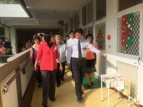 屏東縣長潘孟安（前排右）視察利用閒置教室設置的瑞光非營利幼兒園。（記者羅欣貞攝）
