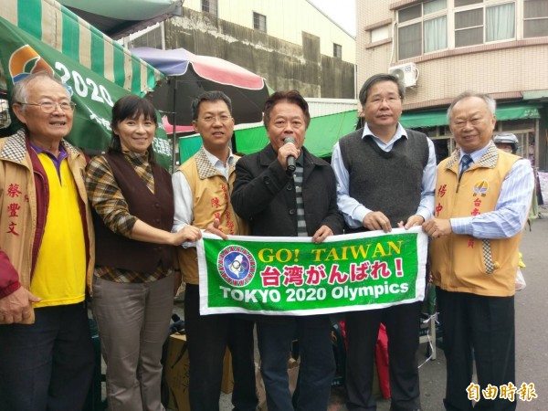 上午台聯黨在永康昆山市場舉辦「2020東京奧運台灣正名連署活動」，不到2小時，就收到500份連署。（記者黃文瑜攝）