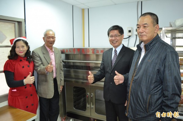 學甲慈濟宮董事長王文宗（右二）代表廟方捐贈烘焙設備給學甲一秀社區。（記者楊金城攝）