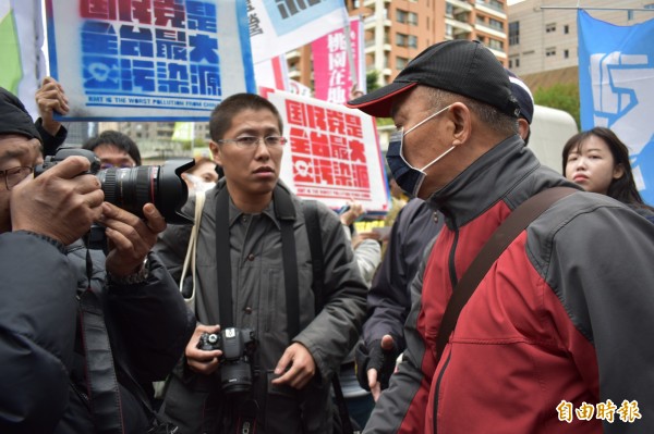部分遊行成員（圖右）質疑中台灣公民行動聯盟（圖左）的「國民黨是全台最大污染源」主張。（記者張瑞楨攝）