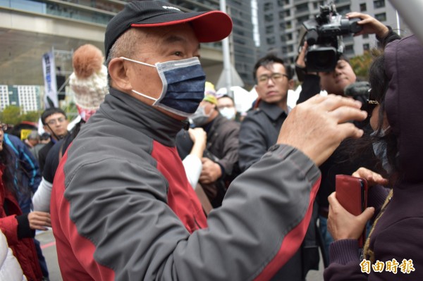 部分遊行成員質疑中台灣公民行動聯盟的「國民黨是全台最大污染源」主張。（記者張瑞楨攝）