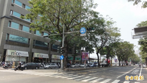 高雄輕軌第二階段,經過大順路等市區精華路段。(記者葛祐豪攝)