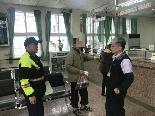林姓老翁(中)急著提領現金,所幸警方及行員苦口婆心勸說,阻止積蓄遭詐騙。(記者鄭名翔翻攝)