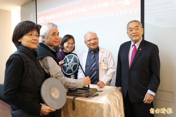 嘉基保留1960年拍攝的16毫米膠片原件,與南藝大合作要數位修復、再現歷史記憶。(記者王善嬿攝)