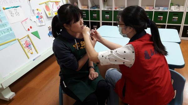 桃園市政府衛生局加購4000劑流感疫苗，提供居家保母或高中職以下學校教師免費接種。（桃園市政府衛生局提供）