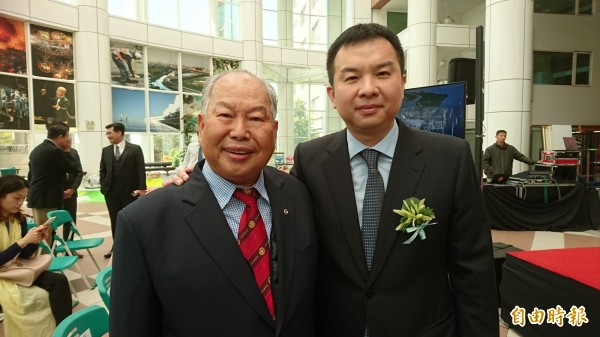 亞果遊艇董事長侯佑霖（右）與父親侯慶輝聯手打造台南國際城市。（記者洪瑞琴攝）